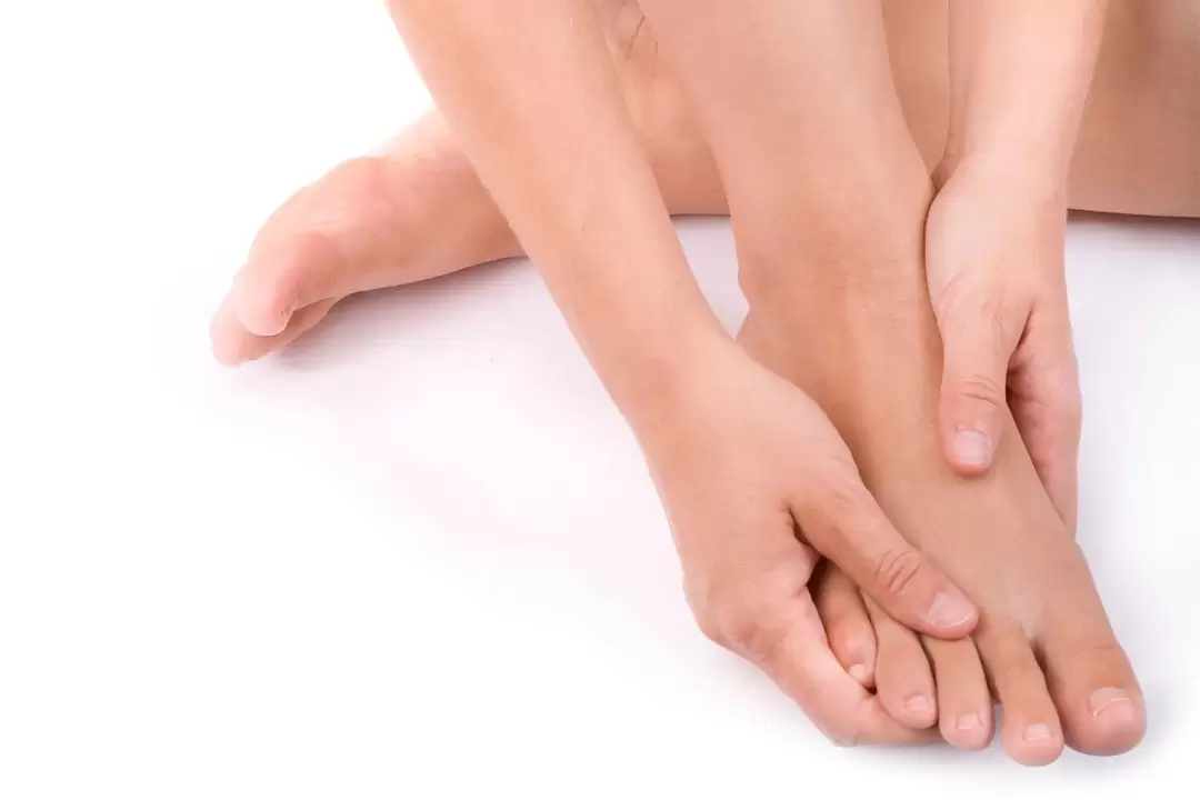 rubbing Hondro Sol Valgus spray against the bunion